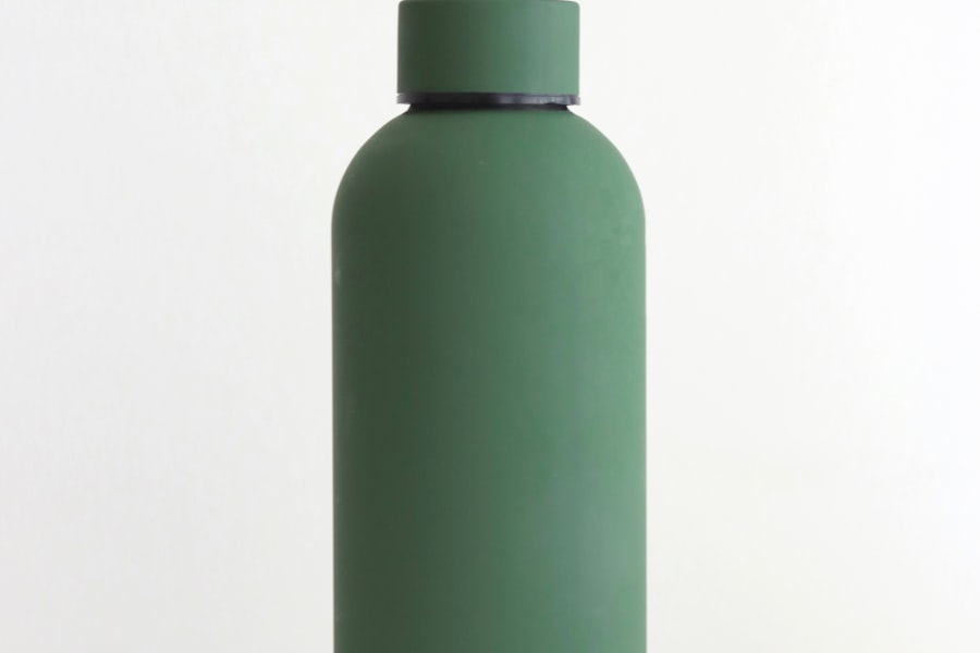 Nachhaltige Trinkflasche und Thermobecher mit Logo
