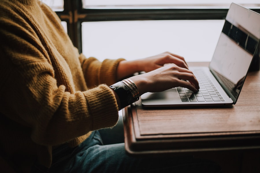 Laptop, Buch und Lernplattform für Weiterbildung
